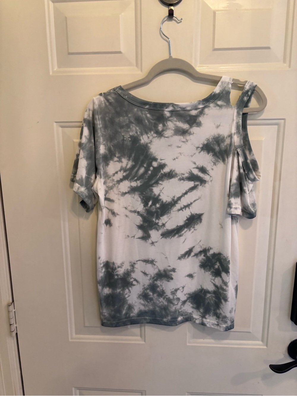 POL Women's Gray and White Tie-Dye Cold-Shoulder Tee - Picture 4 of 4